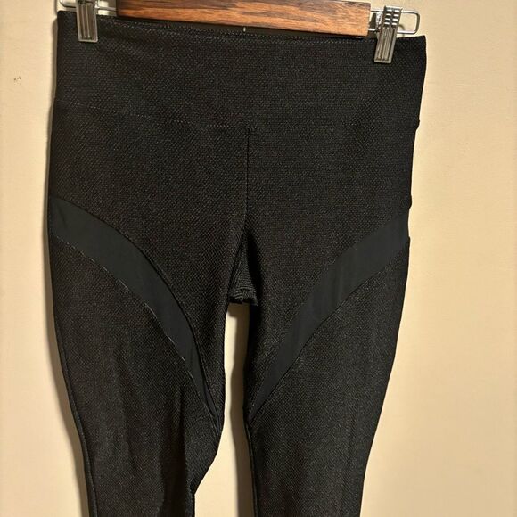 Koral Playa Mid Rise Textured Mesh Panel Legging in Black- Size Medium - Picture 3 of 9